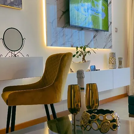 Exclusive Private In The Emerald Complex *