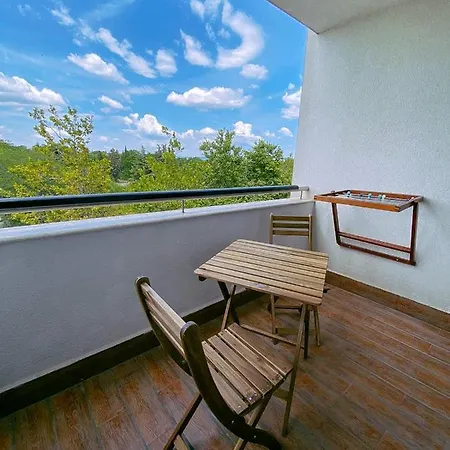 Exclusive Private In The Emerald Complex Apartment *