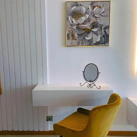 Exclusive Private In The Emerald Complex Apartment *