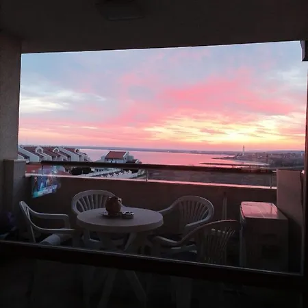 Exclusive Private In The Emerald Complex Apartment *